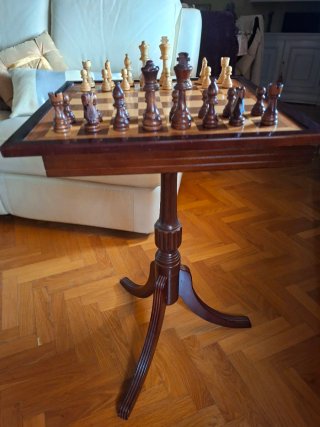 Mesa de ajedrez de madera con tablero reversible