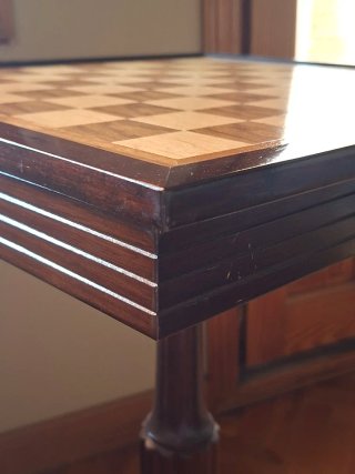 Mesa de ajedrez de madera con tablero reversible