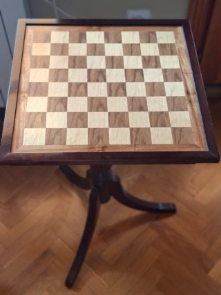 Mesa de ajedrez de madera con tablero reversible