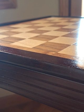 Mesa de ajedrez de madera con tablero reversible