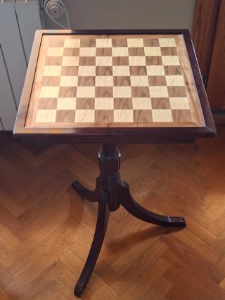 Mesa de ajedrez de madera con tablero reversible