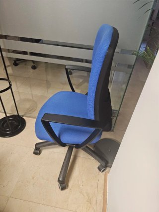 Silla de oficina azul y negra