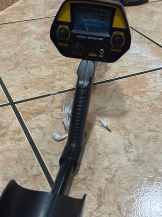 Metal detector con cuffie