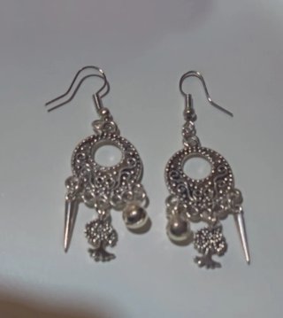 Pendientes plateados con árbol de la vida