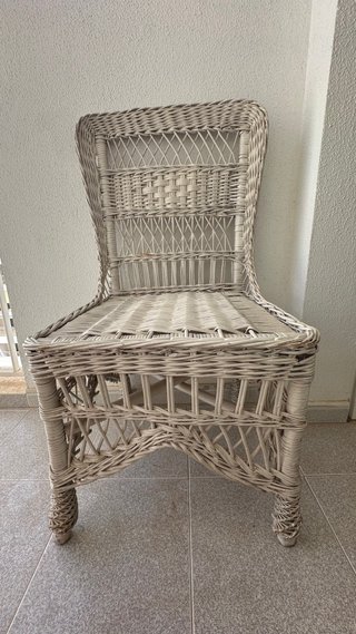 Silla de mimbre beige y blanca