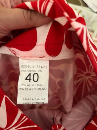 Falda corta estampada flores roja y blanca