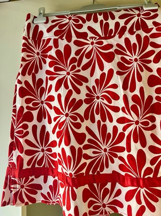 Falda corta estampada flores roja y blanca