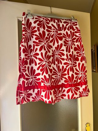 Falda corta estampada flores roja y blanca