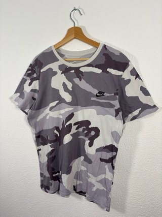 Camiseta Nike Camuflaje Gris y Blanca