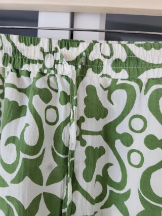 Pantalón Zara estampado verde y blanco