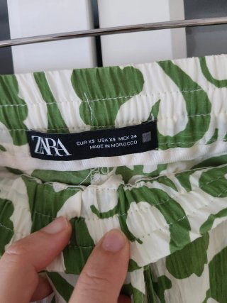 Pantalón Zara estampado verde y blanco