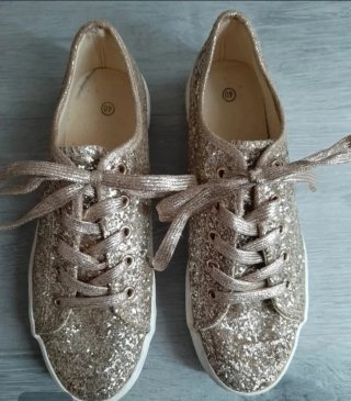 Zapatillas doradas con cordones y glitter