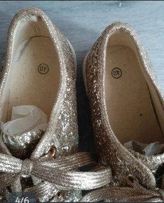 Zapatillas doradas con cordones y glitter