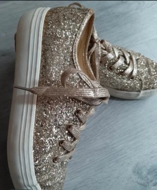 Zapatillas doradas con cordones y glitter