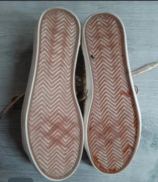 Zapatillas doradas con cordones y glitter