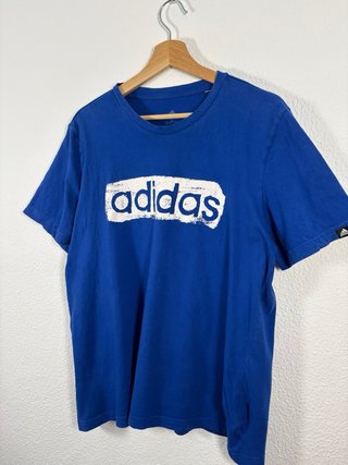 Camiseta Adidas azul con logo