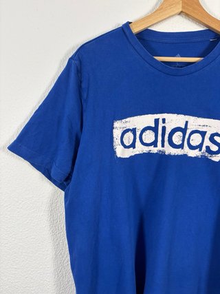 Camiseta Adidas azul con logo