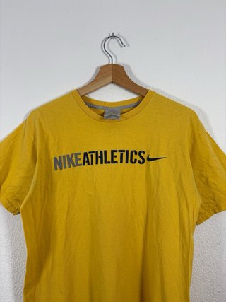 Camiseta Nike Athletics Amarilla