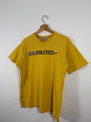 Camiseta Nike Athletics Amarilla