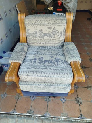 Sillón antiguo de tela y madera