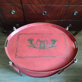 Antigua mesa auxiliar vintage bandeja roja frances