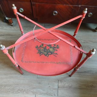 Antigua mesa auxiliar vintage bandeja roja frances