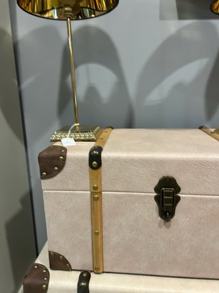 Dos baúles decorativos beige y rosado