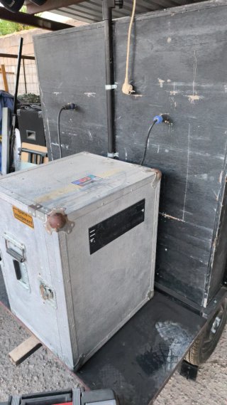 Remolque de discoteca con luces y altavoces