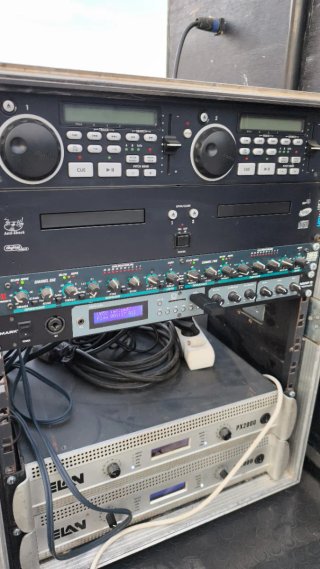 Remolque de discoteca con luces y altavoces