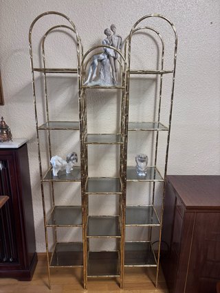 Estantería dorada con cristales para figuras