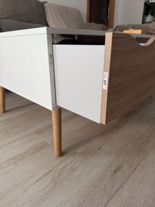 Mesa auxiliar blanca y madera