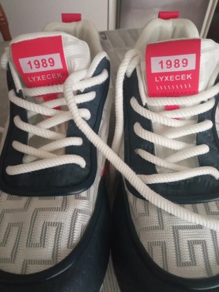 Zapatillas deportivas azules y blanca.