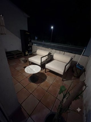 Sillas de exterior beige y grises