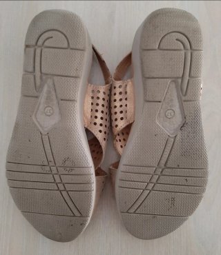 Sandalias en piel con calados. Muy poco uso