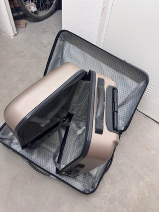 Maleta de viaje gris y negra