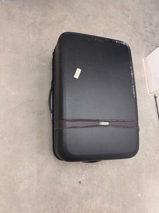 Maleta de viaje gris y negra