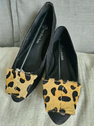 Zapatos planos negros con estampado animal