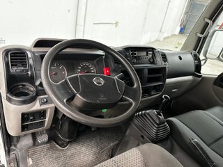 Camión Nissan NT400 Cabstar con cesta elevadora