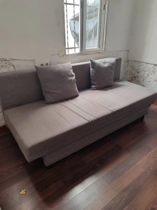 Sofá cama gris de tela