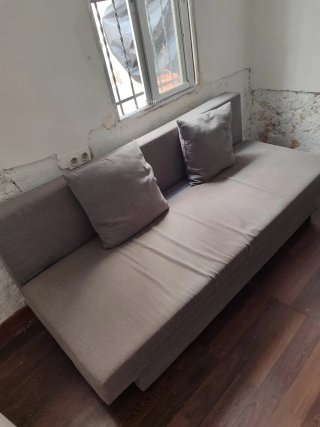 Sofá cama gris de tela