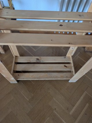 Dos estanterías de madera