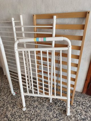 Cuna de bebé blanca con ruedas sin colchón