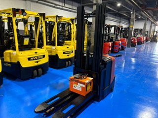 145N - Apilador eléctrico BT SPE125 1.250 kg