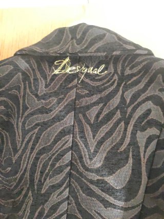 Chaquetón corto estampado cebra