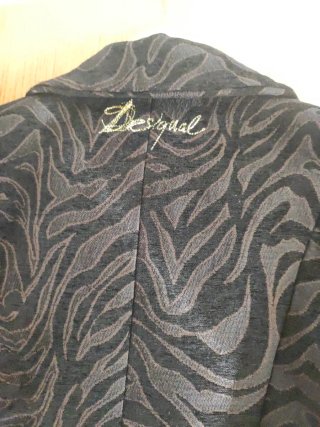 Chaquetón corto estampado cebra