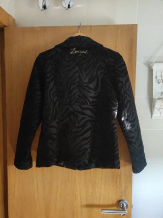 Chaquetón corto estampado cebra