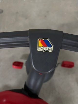 Triciclo infantil con manillar y asiento rojo
