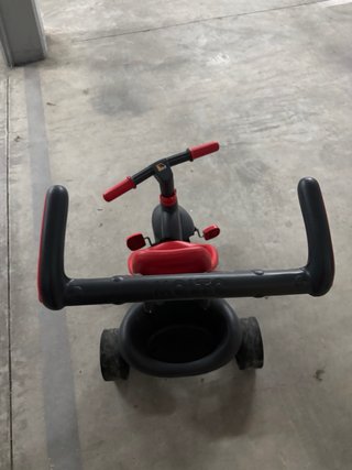 Triciclo infantil con manillar y asiento rojo