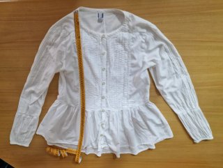 Blusa blanca de manga larga con volantes niña