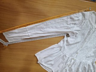 Blusa blanca de manga larga con volantes niña